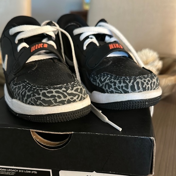 Jordan Legacy Low - Picture 3 of 9